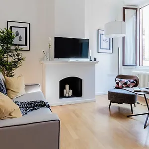 Appartamento Joivy Lovely Flat For 5 Close To Sforzesco Castle, Milano